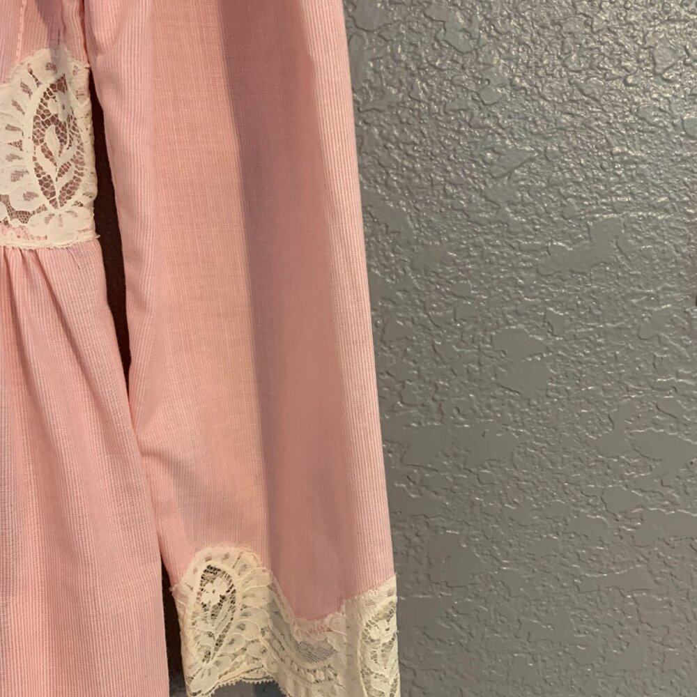 Vintage-Inspired Women's Pink Lace-Trim Robe - Picture 5 of 11